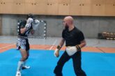 dwóch chłopaków walczących na macie w taekwon-do