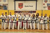Zawodnicy z klubu tang soo doo pionki pozujący do grupowego zdjęcia