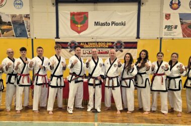 Zawodnicy z klubu tang soo doo pionki pozujący do grupowego zdjęcia