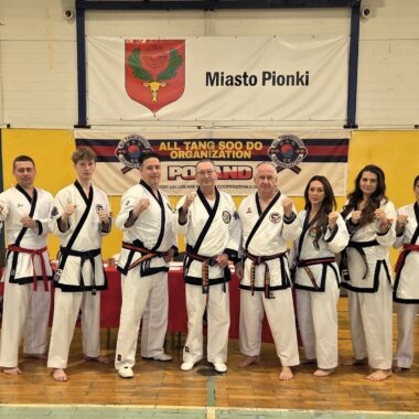 Zawodnicy z klubu tang soo doo pionki pozujący do grupowego zdjęcia