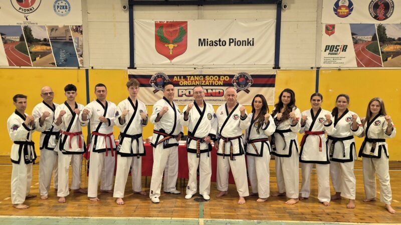 Zawodnicy z klubu tang soo doo pionki pozujący do grupowego zdjęcia