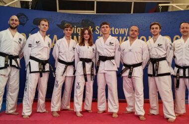 trenerzy taekwon-do pozujący do zdjęcia po egzaminie na stopnie mistrzowskie