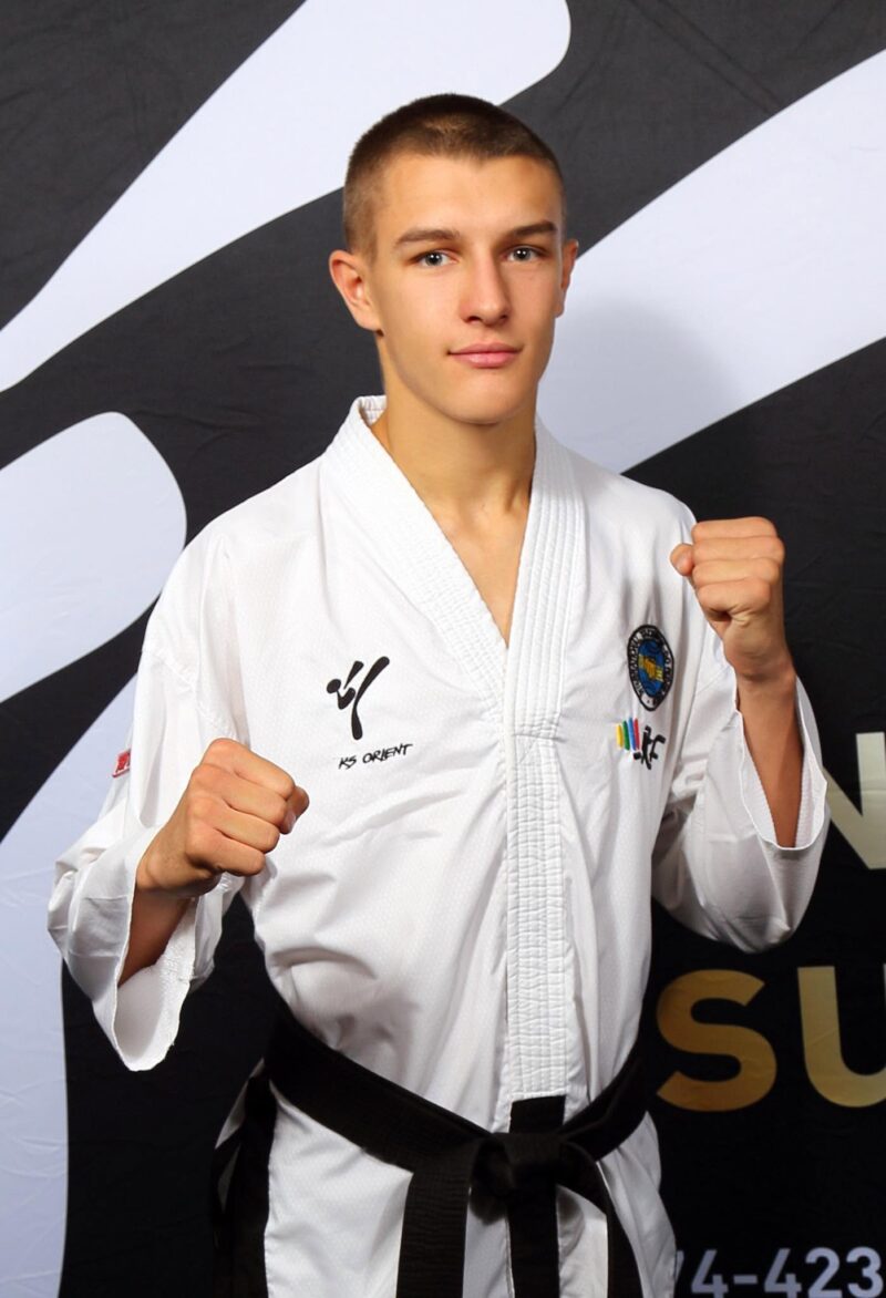 Maciej Kasprzyk pozujący do zdjęcia w doboku