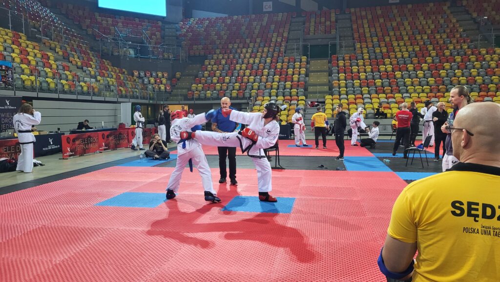 zawodnicy walczący w taekwon-do