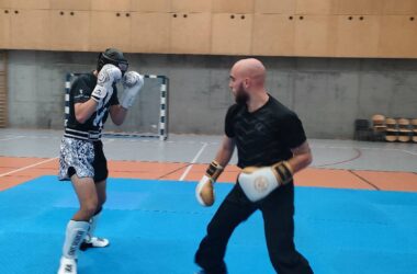 dwóch chłopaków walczących na macie w taekwon-do