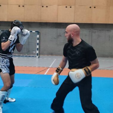 dwóch chłopaków walczących na macie w taekwon-do