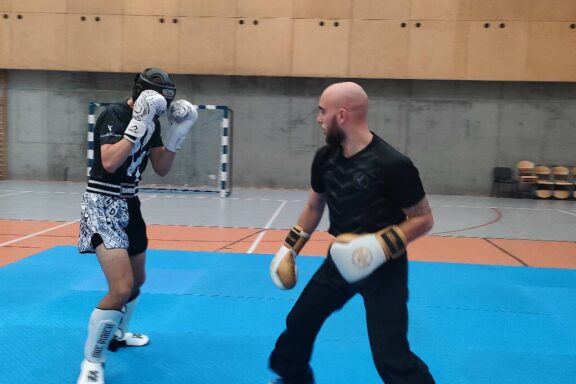 dwóch chłopaków walczących na macie w taekwon-do