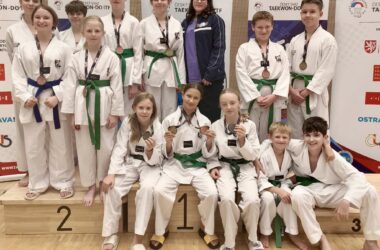 zawodnicy taekwondo pozujący do grupowego zdjęcia