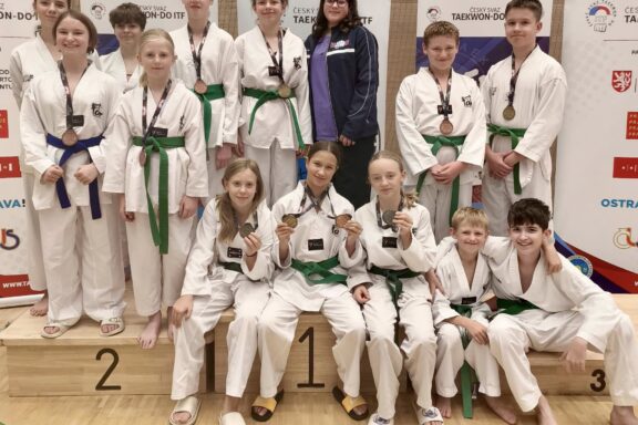zawodnicy taekwondo pozujący do grupowego zdjęcia
