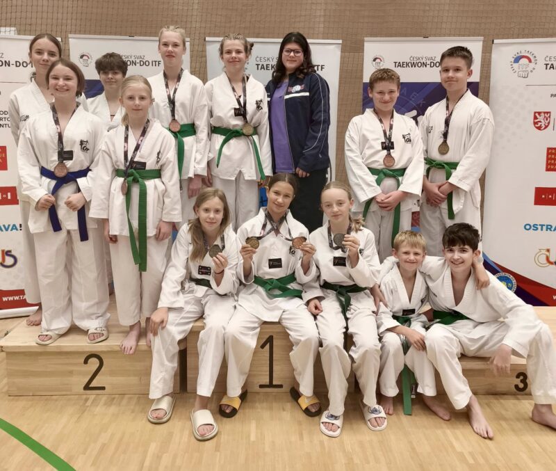 zawodnicy taekwondo pozujący do grupowego zdjęcia