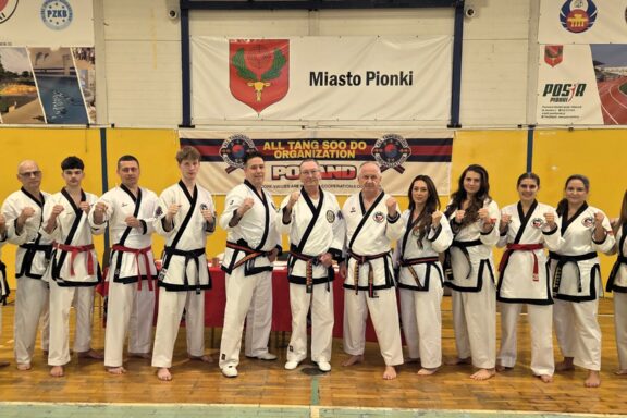 Zawodnicy z klubu tang soo doo pionki pozujący do grupowego zdjęcia
