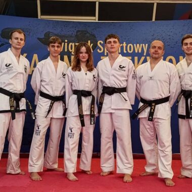 trenerzy taekwon-do pozujący do zdjęcia po egzaminie na stopnie mistrzowskie
