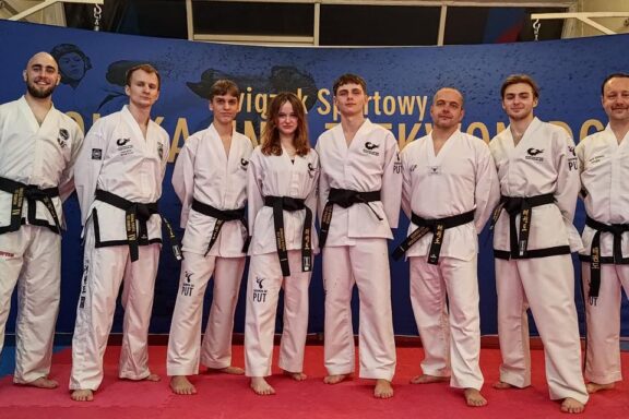 trenerzy taekwon-do pozujący do zdjęcia po egzaminie na stopnie mistrzowskie