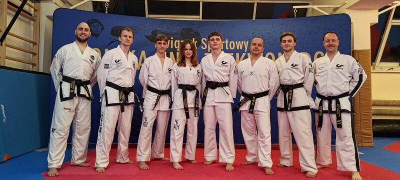 trenerzy taekwon-do pozujący do zdjęcia po egzaminie na stopnie mistrzowskie