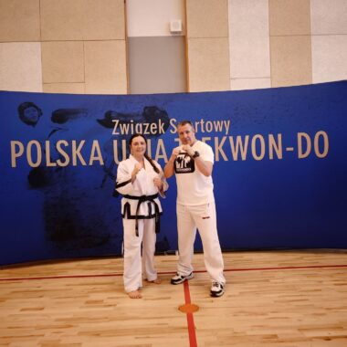 Magdalena Grzyb i Andrzej Undro pozujący do zdjęcia w białych dobokach