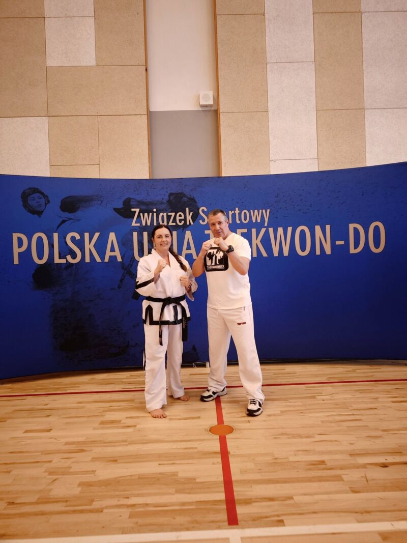 Magdalena Grzyb i Andrzej Undro pozujący do zdjęcia w białych dobokach