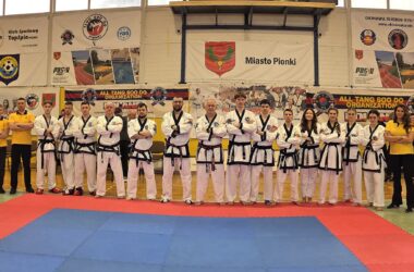 zawodnicy taekwondo pozujący do zdjęcia