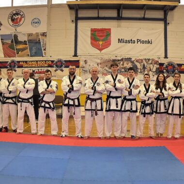 zawodnicy taekwondo pozujący do zdjęcia