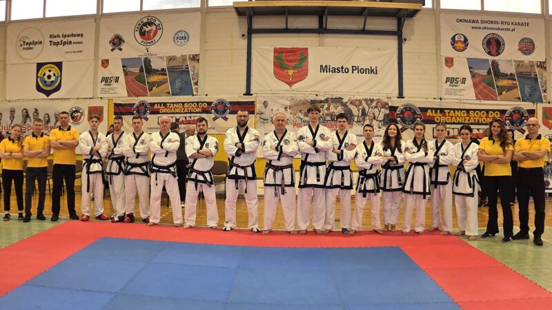 zawodnicy taekwondo pozujący do zdjęcia